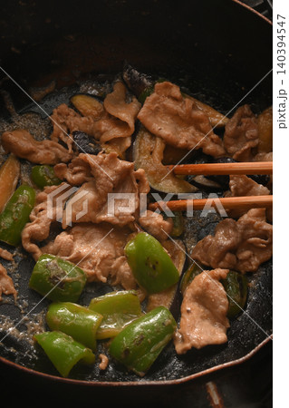 調理中のナスとピーマンと豚肉の味噌炒め 調理中のナスとピーマンと豚肉の味噌炒め 140394547