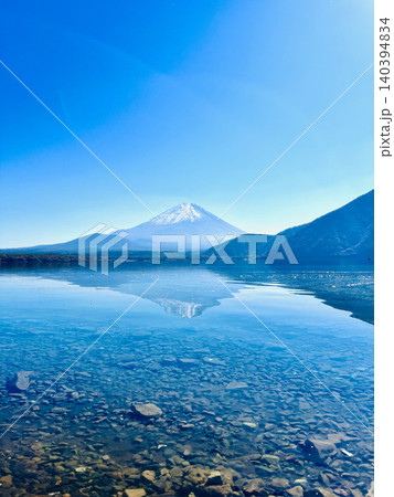 湖面に映る富士山と青い湖の風景 湖面に映る富士山と青い湖の風景 140394834