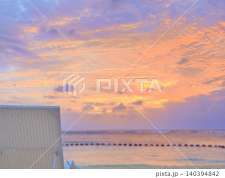夕焼けに染まる海辺のリゾート風景 夕焼けに染まる海辺のリゾート風景 140394842