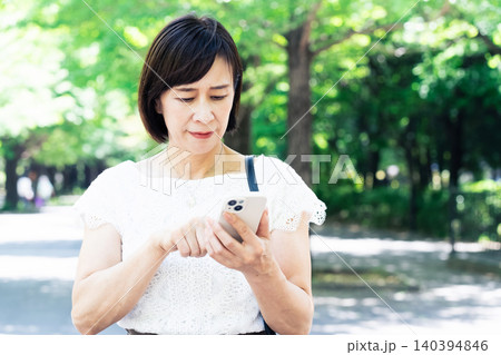 スマホを操作する女性 140394846