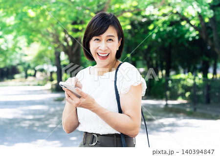 スマホを操作する女性 140394847