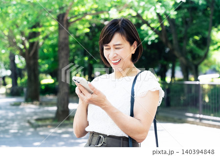 スマホを操作する女性 140394848