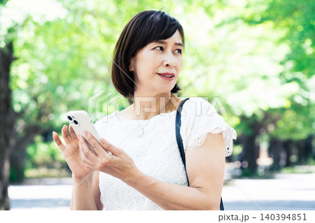 スマホを操作する女性 140394851