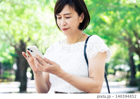 スマホを操作する女性 140394852