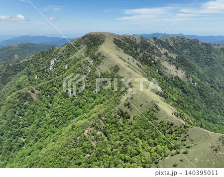 二度見展望所から望む次郎笈と稜線登山道の絶景映像(徳島県) 二度見展望所から望む次郎笈と稜線登山道の絶景映像(徳島県) 140395011