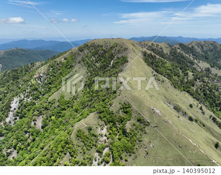 二度見展望所から望む次郎笈と稜線登山道の絶景映像(徳島県) 二度見展望所から望む次郎笈と稜線登山道の絶景映像(徳島県) 140395012
