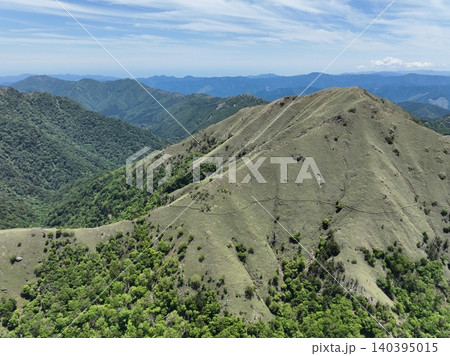 二度見展望所から望む次郎笈と稜線登山道の絶景映像(徳島県) 二度見展望所から望む次郎笈と稜線登山道の絶景映像(徳島県) 140395015