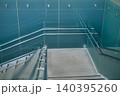 ガラス手すりが特徴的な現代建築の階段 140395260