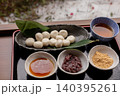 白玉団子とあんこやきな粉を添えた和菓子 140395261