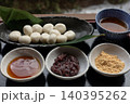 白玉団子とあんこやきな粉を添えた和菓子 140395262