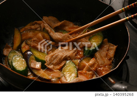 ナスとキュウリと豚肉のピリ辛味噌炒めの料理シーン ナスとキュウリと豚肉のピリ辛味噌炒めの料理シーン 140395268