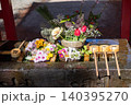 花手水で彩られた神社の手水舎 140395270