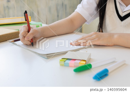 勉強している女の子の手元 勉強している女の子の手元 140395604