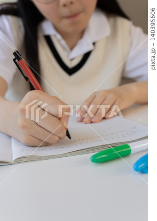 勉強している女の子の手元 勉強している女の子の手元 140395606