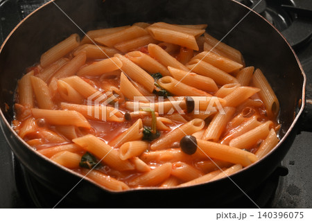 ペンネのトマトソースパスタ 140396075