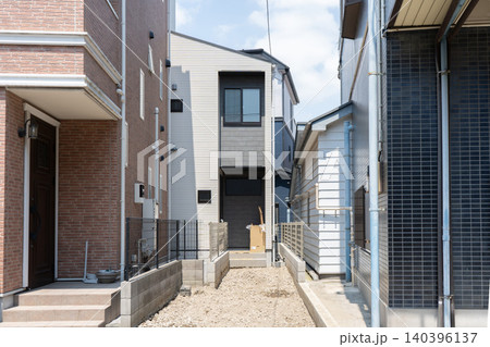 入り口が細い旗竿地に建つ新築一戸建て住宅 入り口が細い旗竿地に建つ新築一戸建て住宅 140396137