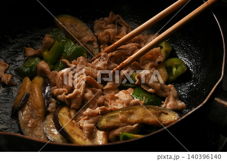 調理中のナスとピーマンと豚肉の味噌炒め 調理中のナスとピーマンと豚肉の味噌炒め 140396140