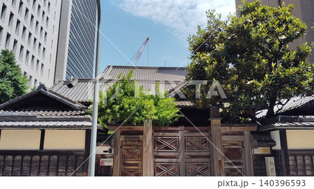 オフィスビルにある歴史的日本家屋 オフィスビルにある歴史的日本家屋 140396593
