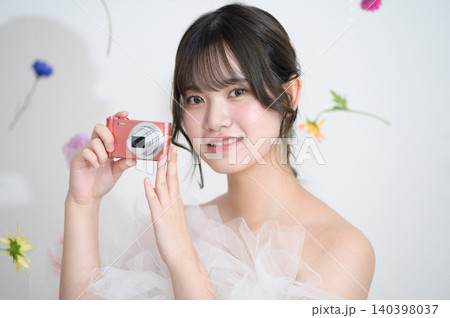 デジカメを持つウェディングドレス姿の日本人女性 デジカメを持つウェディングドレス姿の日本人女性 140398037