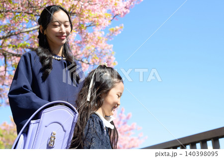 桜の下で笑顔の日本人親子 140398095