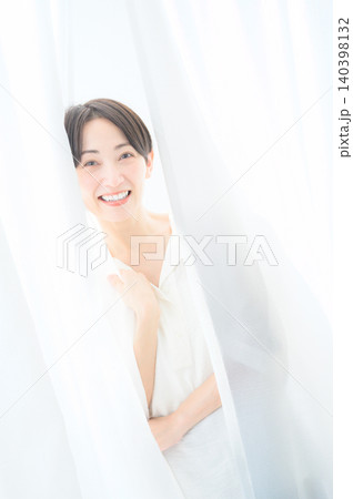 カーテンに包まれる30代の日本人女性 カーテンに包まれる30代の日本人女性 140398132