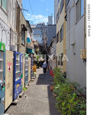 名古屋大須商店街裏路地 140398305