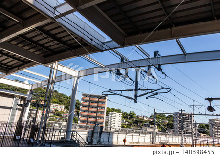 新幹線のプラットホームから見上げる青空と架線設備 新幹線のプラットホームから見上げる青空と架線設備 140398455