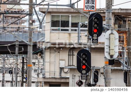 宇野線と山陽線の出発信号機と速度切換標識 鉄道の安全運行システム 宇野線と山陽線の出発信号機と速度切換標識 鉄道の安全運行システム 140398456