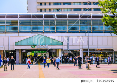 日本の横浜都市景観6月12日。桜木町駅 南改札(東口)や街灯、京浜東北・根岸線の電車などを望む 日本の横浜都市景観6月12日。桜木町駅 南改札(東口)や街灯、京浜東北・根岸線の電車などを望む 140398545