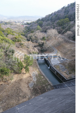 鮎屋川ダムの堤体から眺めるダムの排水部 鮎屋川ダムの堤体から眺めるダムの排水部 140398622
