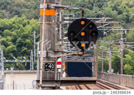 鉄道の信号機(中継信号機)と新緑の風景 鉄道の信号機(中継信号機)と新緑の風景 140398634
