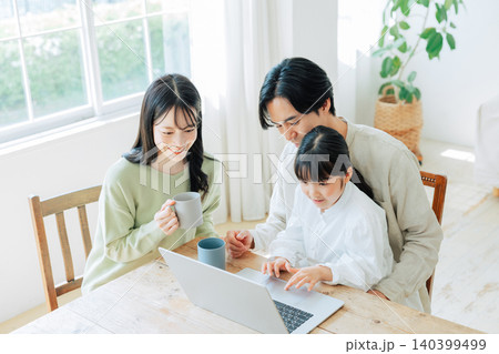子どもにパソコンの使い方を教える両親 子どもにパソコンの使い方を教える両親 140399499
