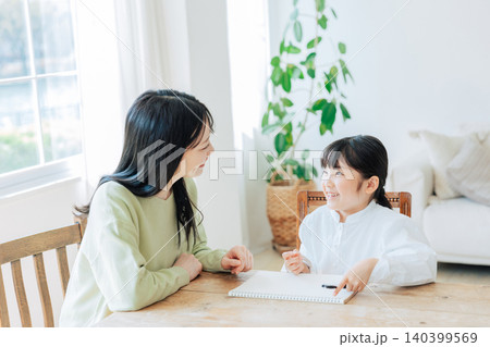 お母さんと一緒に勉強をする子ども 140399569