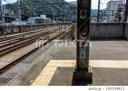 駅ホームの列車非常停止ボタンと線路の風景 駅ホームの列車非常停止ボタンと線路の風景 140399621