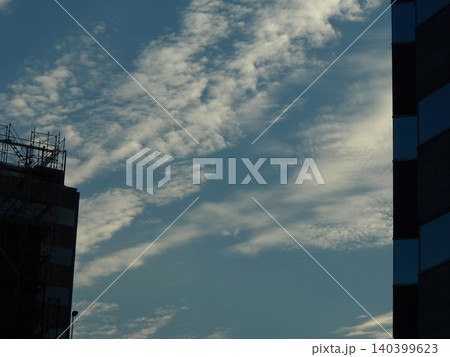 ビルに挟まれた都会の空に広がるうろこ雲と青空 140399623