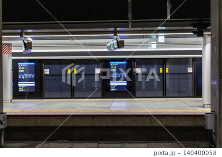 駅の地下ホームの近未来的なフルスクリーンホームドアとデジタルサイネージ 駅の地下ホームの近未来的なフルスクリーンホームドアとデジタルサイネージ 140400058