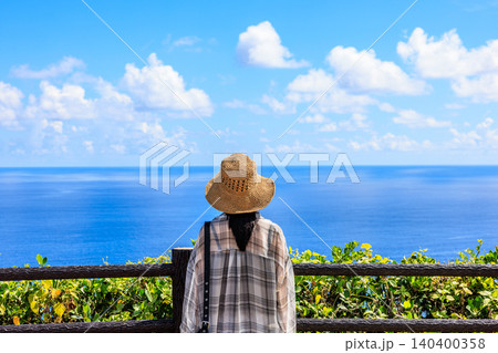 麦わら帽子を被った女性 屋外 海辺 夏イメージ 麦わら帽子を被った女性 屋外 海辺 夏イメージ 140400358