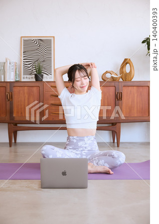 自宅でオンラインヨガをする若い女性 自宅でオンラインヨガをする若い女性 140400393