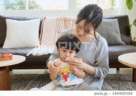 リビングで子供を抱っこして口ポカンの癖をなおす母親 リビングで子供を抱っこして口ポカンの癖をなおす母親 140400584