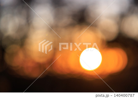 キラキラと輝く光の玉 夕暮れ時の木漏れ日イメージ キラキラと輝く光の玉 夕暮れ時の木漏れ日イメージ 140400787
