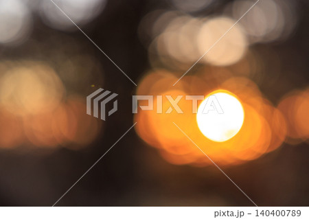 キラキラと輝く光の玉 夕暮れ時の木漏れ日イメージ 140400789