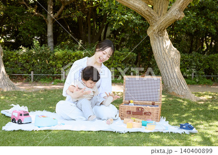 公園でピクニックを楽しむ母親と赤ちゃん 公園でピクニックを楽しむ母親と赤ちゃん 140400899