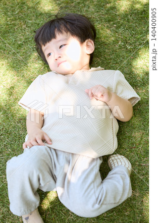 芝生に寝転ぶ笑顔の男の子 芝生に寝転ぶ笑顔の男の子 140400905