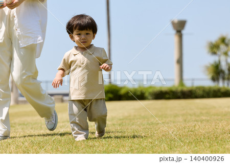 芝生の公園を歩く幼児と母親の親子散歩 140400926