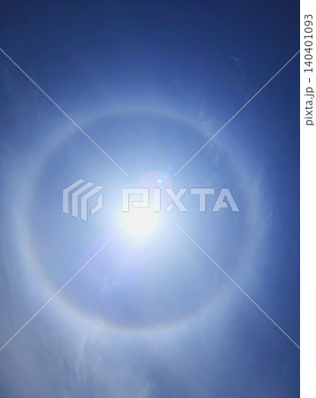 太陽の周りに現れた神秘的な光の輪・青空に広がる美しい日暈(気象現象) 太陽の周りに現れた神秘的な光の輪・青空に広がる美しい日暈(気象現象) 140401093