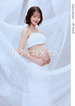 白い布に包まれた妊婦の女性 穏やかなマタニティのイメージ 140401482