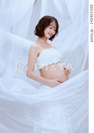 白い布に包まれた妊婦の女性 穏やかなマタニティのイメージ 140401488