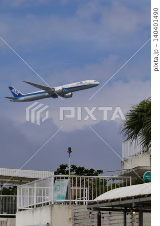 那覇空港から離陸する旅客機 140401490