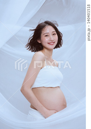 白い布に包まれた妊婦の女性 穏やかなマタニティのイメージ 140401518