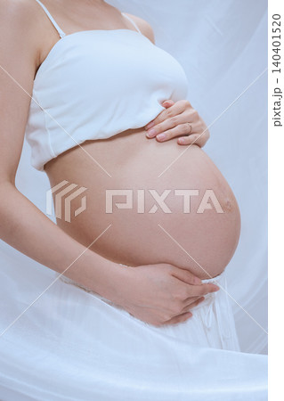 白い布に包まれた妊婦の女性 穏やかなマタニティのイメージ 140401520